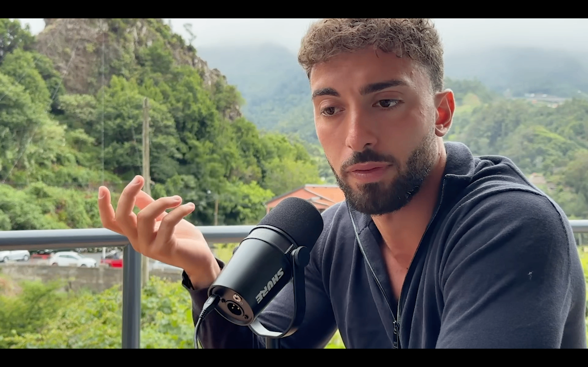 Davide Mazia durante un podcast